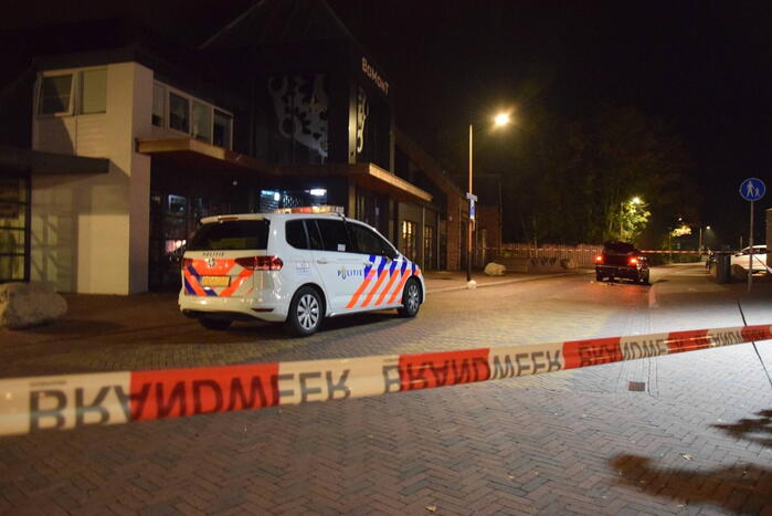 Auto rijdt opzettelijk in op twee horecapanden