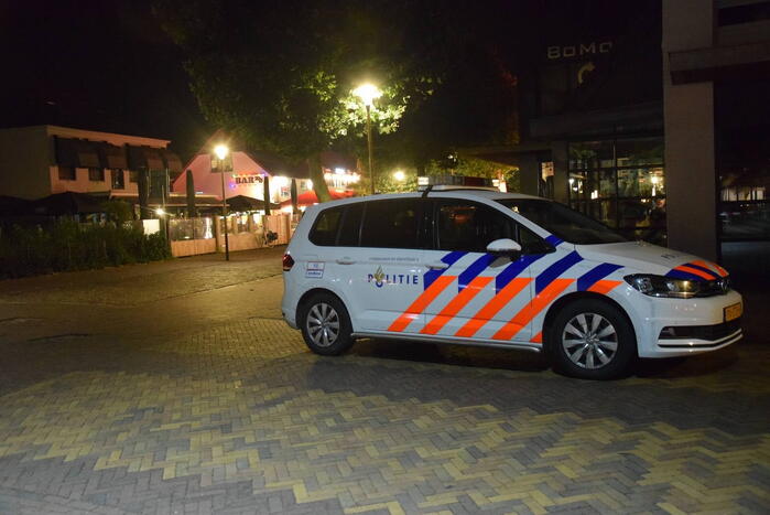 Auto rijdt opzettelijk in op twee horecapanden