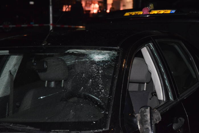 Auto rijdt opzettelijk in op twee horecapanden