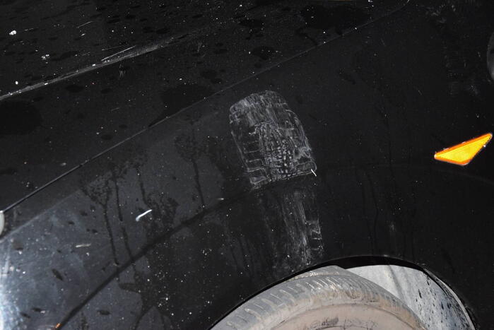 Auto rijdt opzettelijk in op twee horecapanden