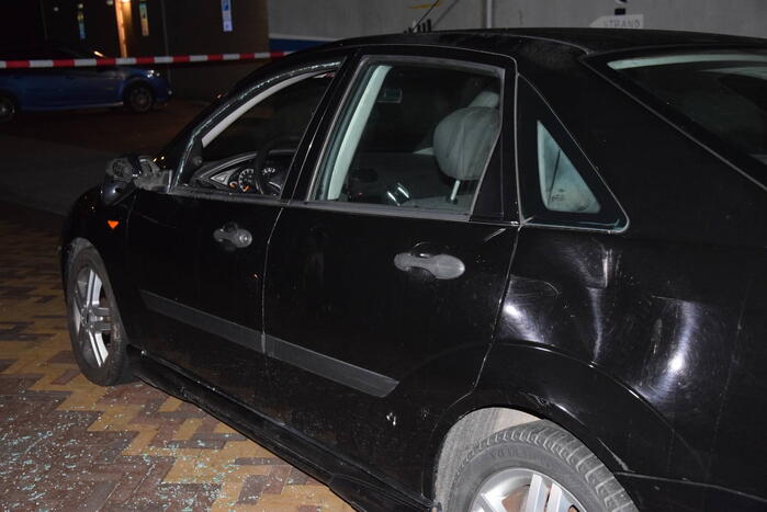 Auto rijdt opzettelijk in op twee horecapanden