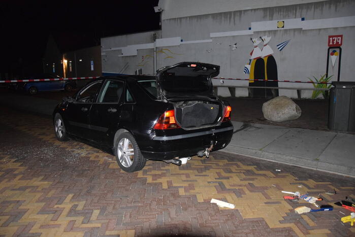 Auto rijdt opzettelijk in op twee horecapanden