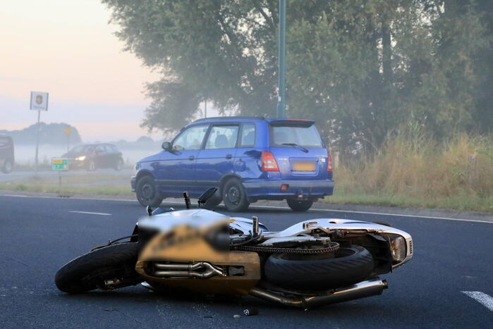 Motorrijder botst op auto