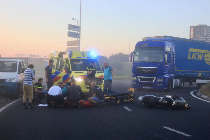 Motorrijder botst op auto