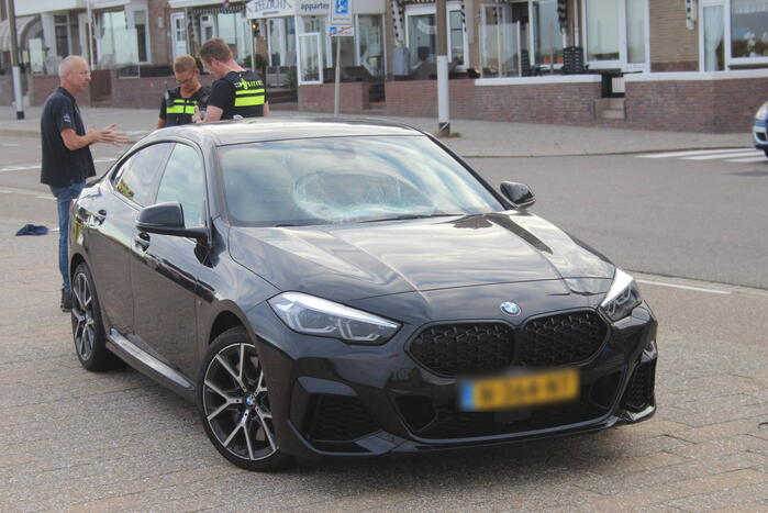 Racefietser belandt op voorruit van auto