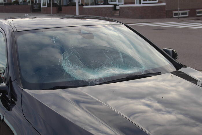 Racefietser belandt op voorruit van auto