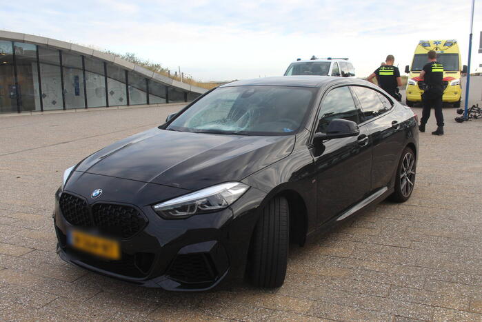 Racefietser belandt op voorruit van auto
