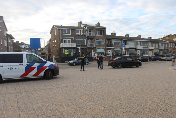 Racefietser belandt op voorruit van auto