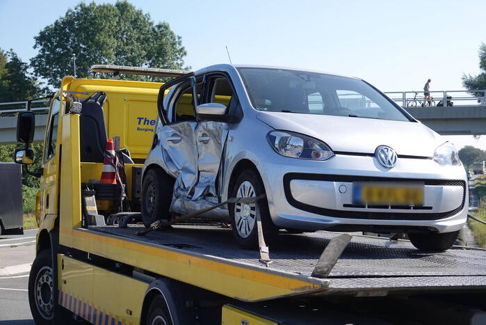Drie gewonden en flinke schade bij botsing