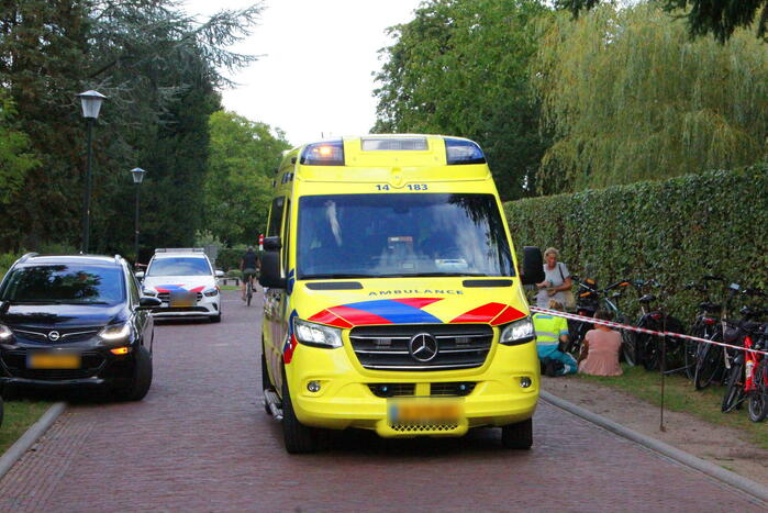 Moeder en kind gewond na val met fiets