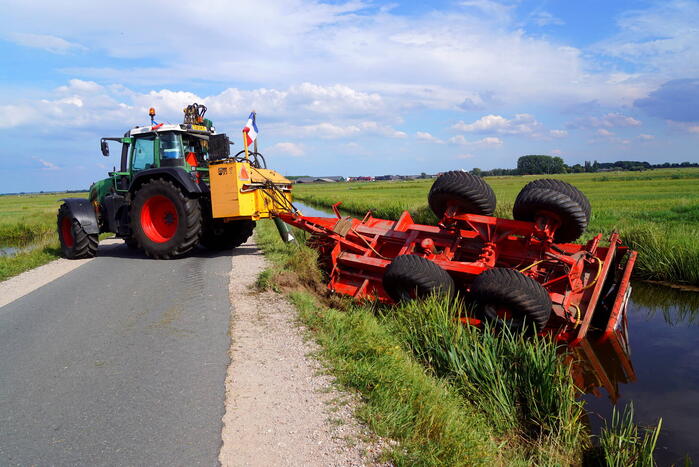 Aanhanger van tractor belandt in sloot