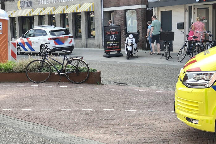 Fietsster en auto botsen op elkaar