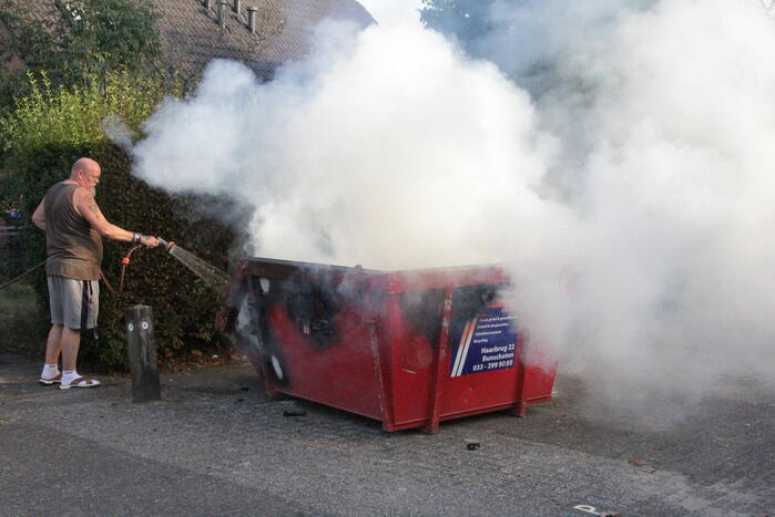 Buurtbewoner doet bluspoging bij brand in bouwcontainer