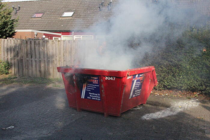 Buurtbewoner doet bluspoging bij brand in bouwcontainer