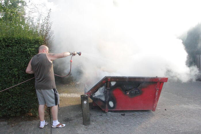 Buurtbewoner doet bluspoging bij brand in bouwcontainer