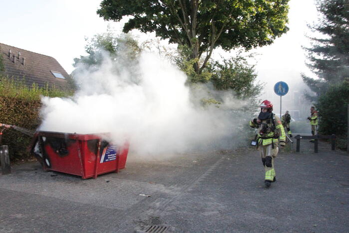 Buurtbewoner doet bluspoging bij brand in bouwcontainer