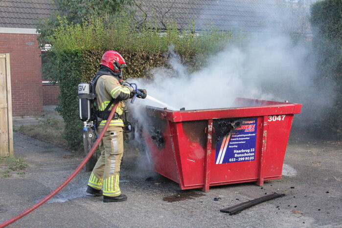 Buurtbewoner doet bluspoging bij brand in bouwcontainer