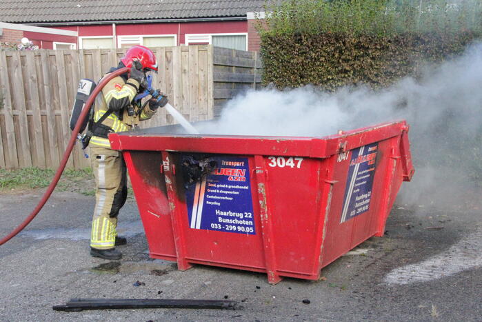Buurtbewoner doet bluspoging bij brand in bouwcontainer