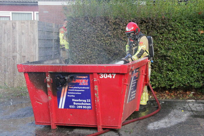 Buurtbewoner doet bluspoging bij brand in bouwcontainer