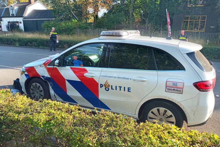 Motoragent botst op politiewagen