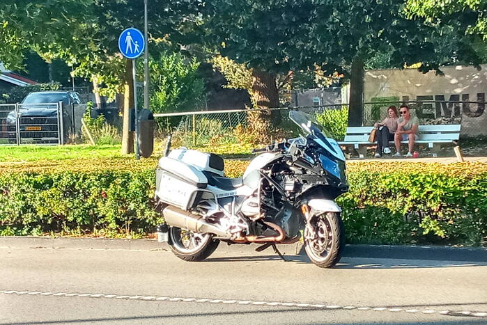 Motoragent botst op politiewagen