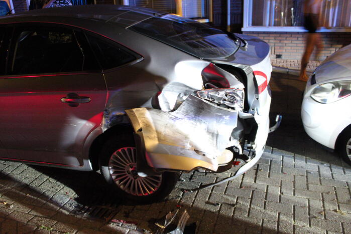 Auto slaat over de kop na botsing tegen stilstaande auto's