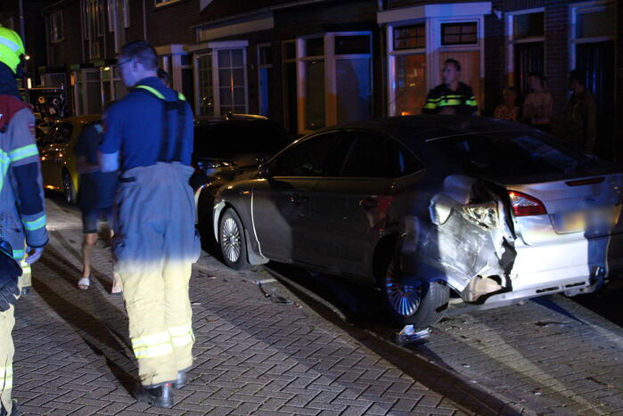 Auto slaat over de kop na botsing tegen stilstaande auto's