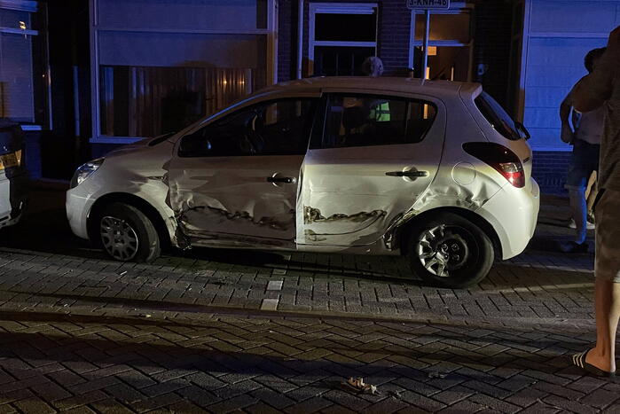 Auto slaat over de kop na botsing tegen stilstaande auto's