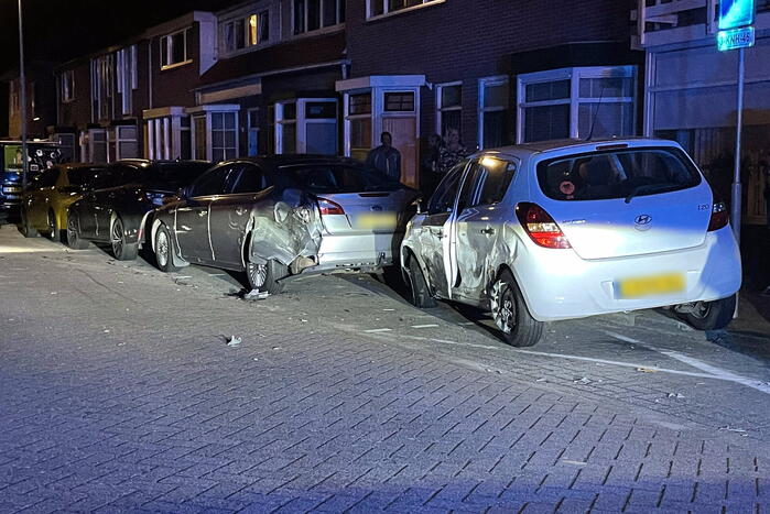 Auto slaat over de kop na botsing tegen stilstaande auto's