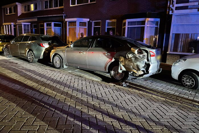 Auto slaat over de kop na botsing tegen stilstaande auto's