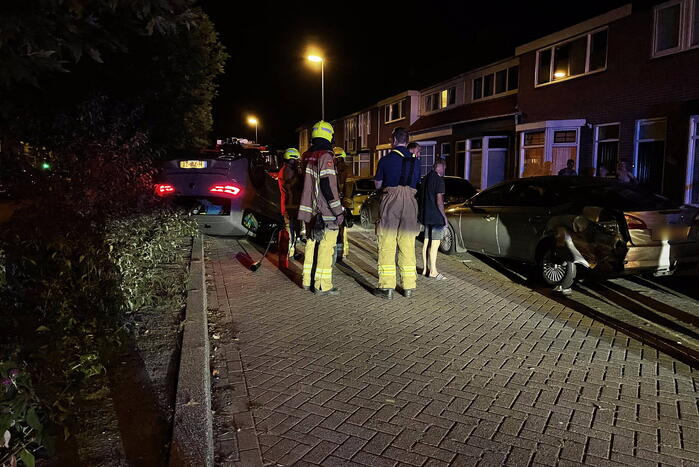 Auto slaat over de kop na botsing tegen stilstaande auto's