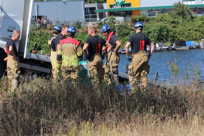 Vrachtwagen hangt gevaarlijk over de waterkant