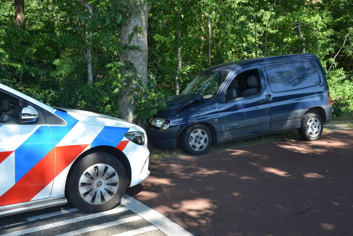 Automobilist eindigt tegen boom