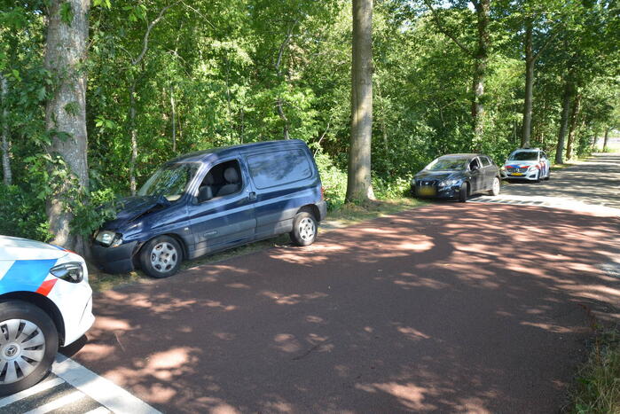 Automobilist eindigt tegen boom