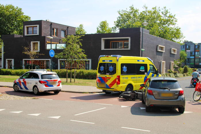 Afslaande automobilist ziet scooterrijder over het hoofd