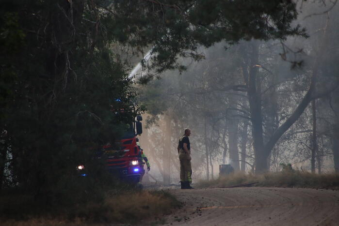 Snelweg afgesloten vanwege grote bermbrand