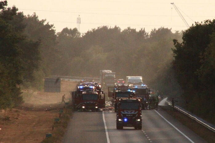 Snelweg afgesloten vanwege grote bermbrand
