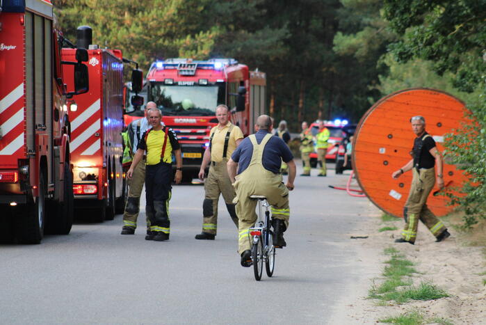 Snelweg afgesloten vanwege grote bermbrand