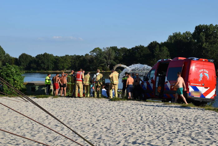 Persoon gewond na te water raken