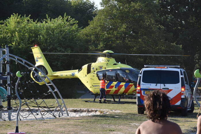 Persoon gewond na te water raken