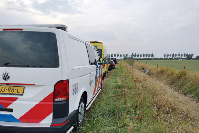 Auto belandt in sloot