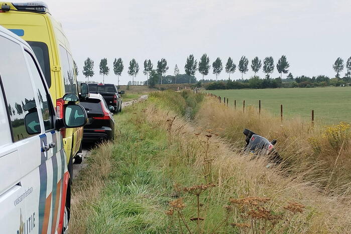 Auto belandt in sloot