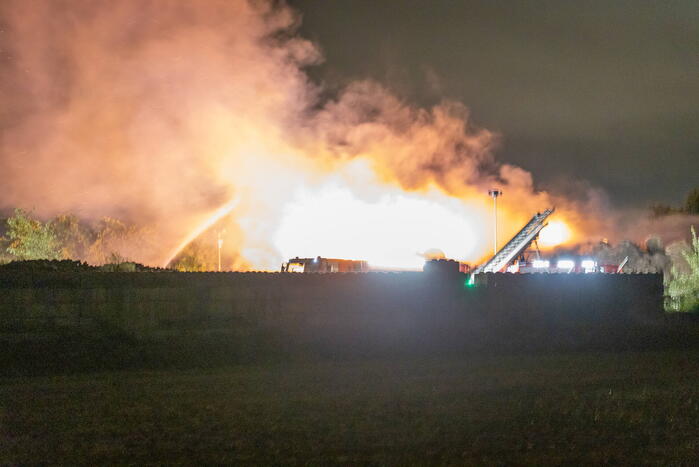 Flinke buitenbrand in grote stapel hooi