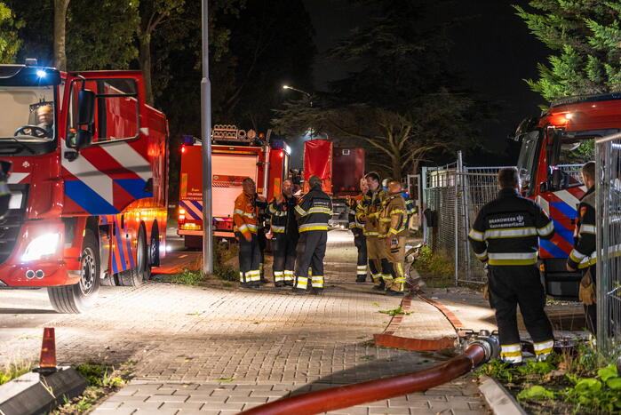 Flinke buitenbrand in grote stapel hooi