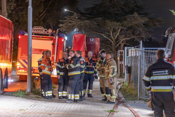 Flinke buitenbrand in grote stapel hooi