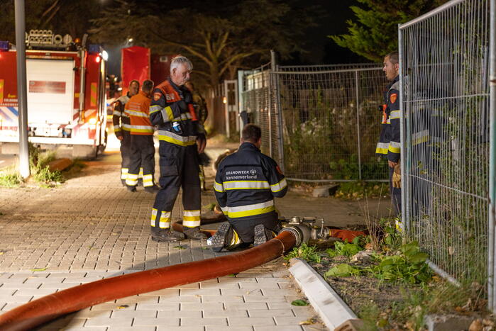 Flinke buitenbrand in grote stapel hooi