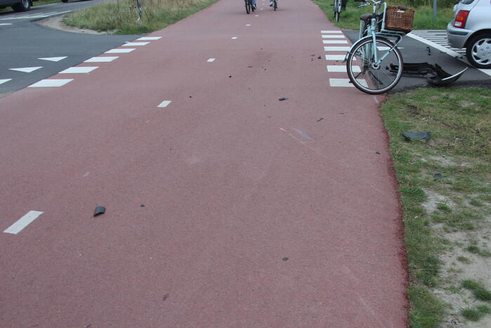 Flinke schade na aanrijding tussen auto en brommer