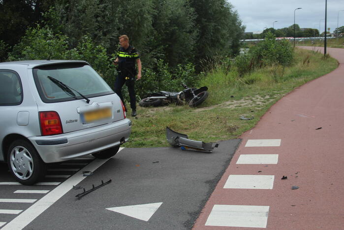 Flinke schade na aanrijding tussen auto en brommer