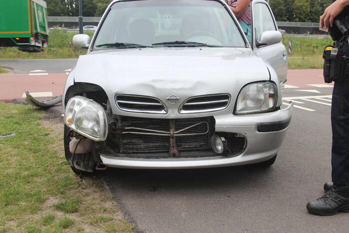 Flinke schade na aanrijding tussen auto en brommer