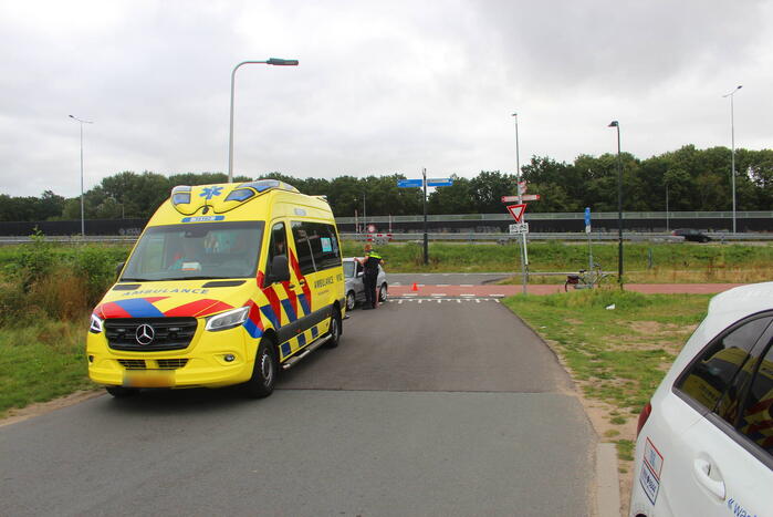 Flinke schade na aanrijding tussen auto en brommer
